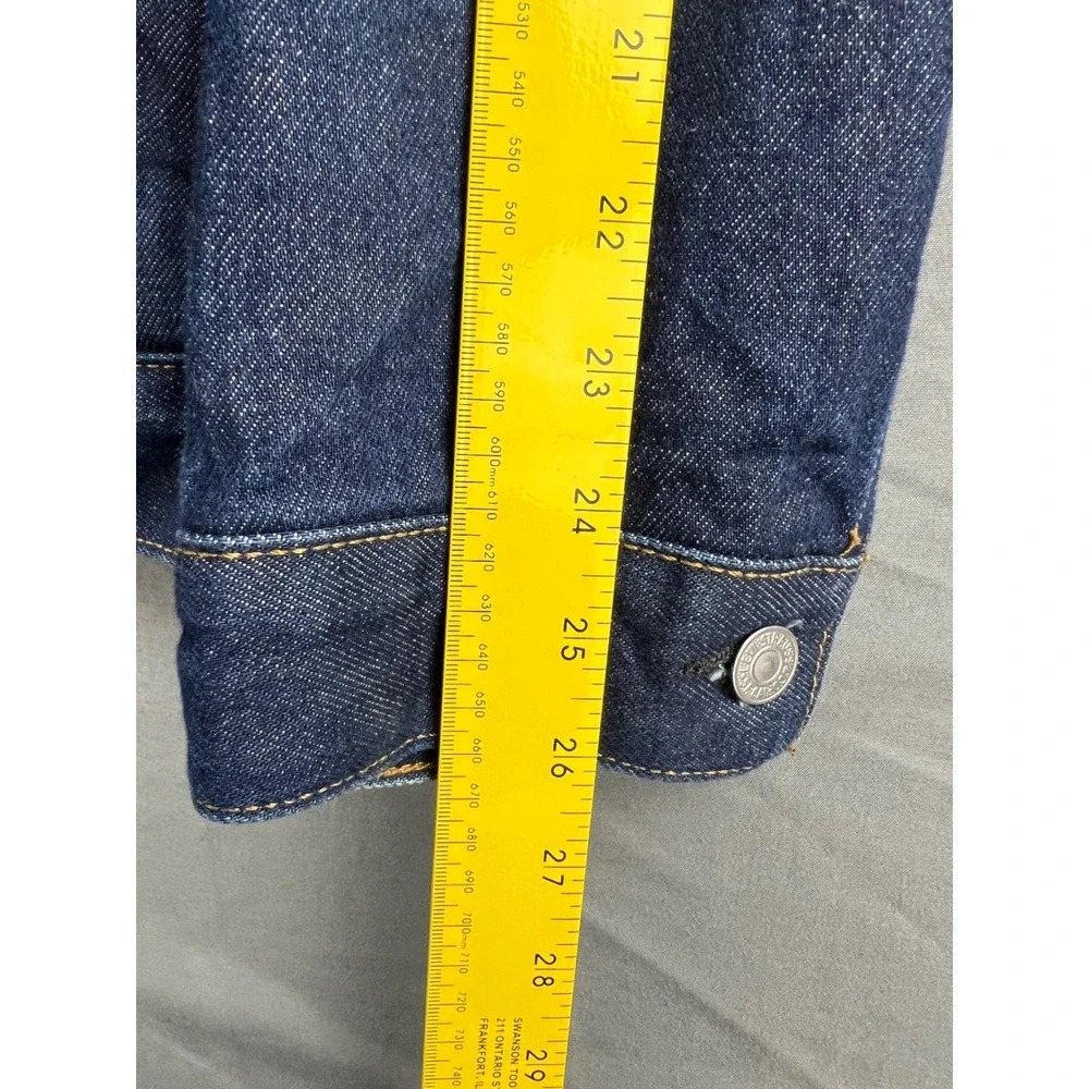 Levis ships from
